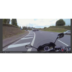 Visuel mise en situation d'une moto dans un rond point